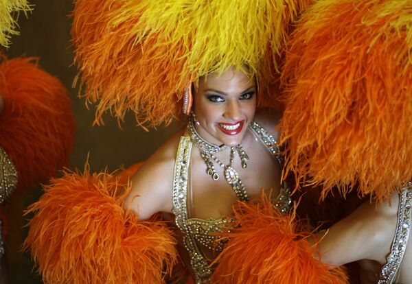 Uma dançarina do Moulin Rouge posa para fotógrafos após coletiva de imprensa no Rio de Janeiro, 20 de fevereiro de 2009  - Sputnik Brasil