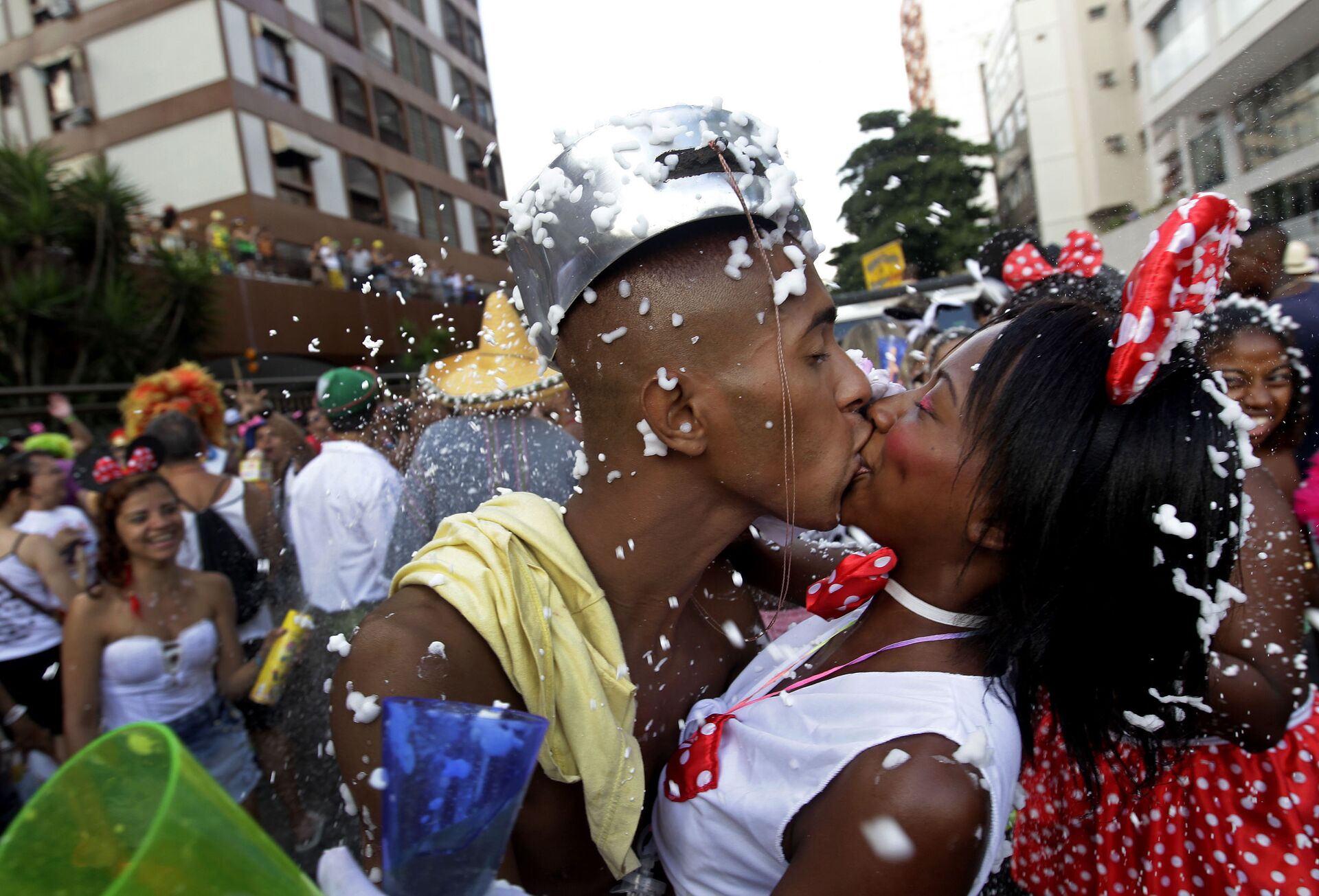 Foliões se beijam durante o bloco Banda de Ipanema, no Rio de Janeiro (RJ), em 1º de março de 2014 - Sputnik Brasil, 1920, 14.02.2023