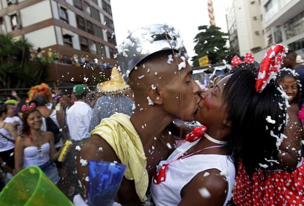 Turistas se beijam durante Bloco Banda de Ipanema no Rio de Janeiro, 1º de março de 2014 
 - Sputnik Brasil