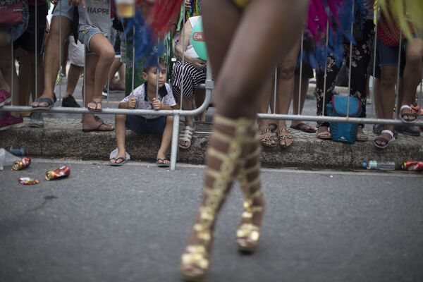 Criança assiste a desfile do Carnaval no Rio de Janeiro, 2018
 - Sputnik Brasil