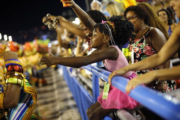 Menina cumprimenta participantes do Carnaval do Rio de Janeiro, 2015 
 - Sputnik Brasil