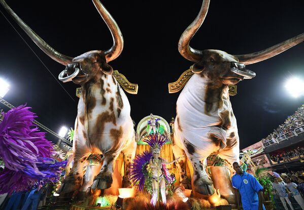 Sambistas da escola de samba Vila Isabel no Carnaval do Rio de Janeiro, 24 de fevereiro de 2020 
 - Sputnik Brasil