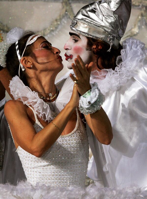 Turistas se beijando no Carnaval do Rio de Janeiro, 2005 
 - Sputnik Brasil