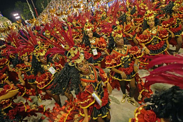 Foliões da escola de samba Beija Flor no carnaval do Rio de Janeiro, 2018 
 - Sputnik Brasil
