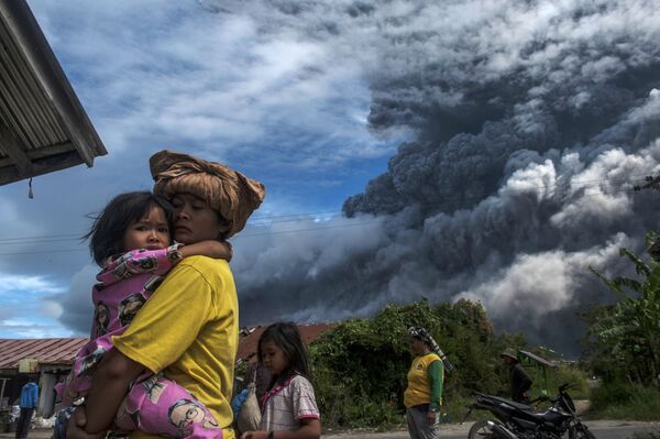 Habitantes de uma povoação no sopé do vulcão ativo Sinabung na província Sumatra do Norte, Indonésia
 - Sputnik Brasil