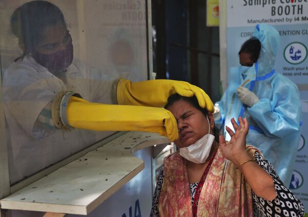 Profissional de saúde realiza teste de coronavírus na Índia
 - Sputnik Brasil