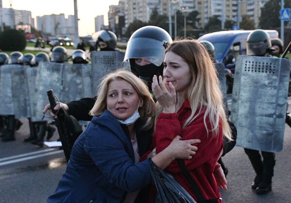 Agentes da polícia e manifestantes em Minsk, na Bielorrússia
 - Sputnik Brasil