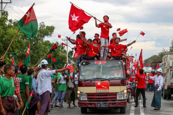 Apoiantes da Liga Nacional para a Democracia (NLD) passam em carreata por apoiantes oposicionistas do Partido para Solidariedade e Desenvolvimento da União (USDP) em Mianmar
 - Sputnik Brasil