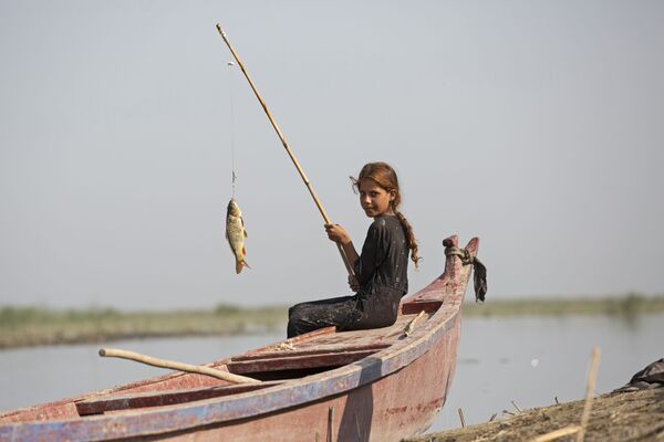 Menina pescando perto de Basra, Iraque
 - Sputnik Brasil