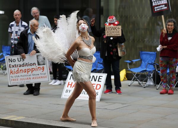 Dançarina atua em protesto em frente a Old Bailey, a Corte Criminal Central de Inglaterra
 - Sputnik Brasil