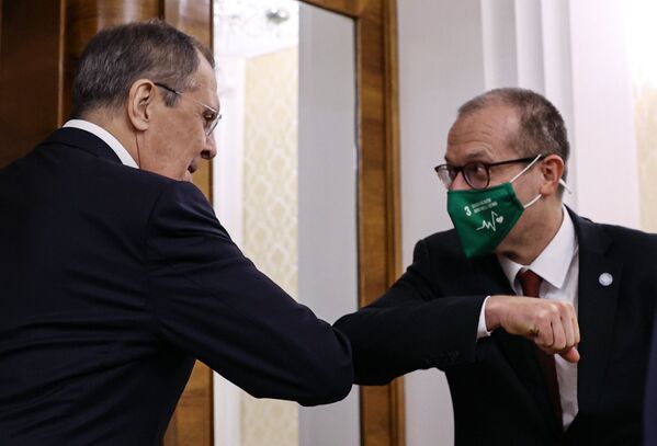 Sergei Lavrov, ministro das Relações Exteriores da Rússia, e o representante oficial da OMS na Rússia, Hans Kluge, em reunião em Moscou
 - Sputnik Brasil