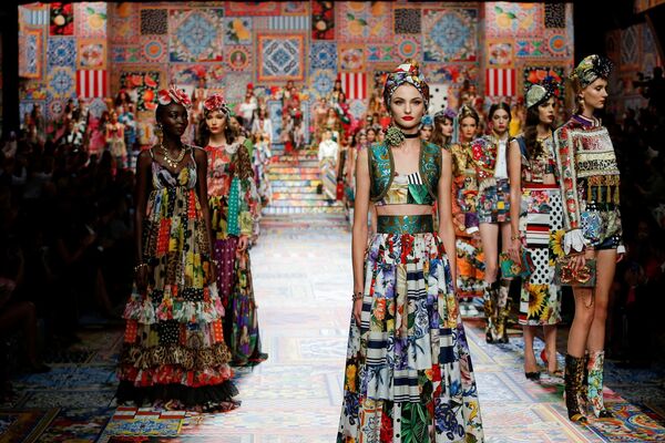 Passagem de modelos da nova coleção da Dolce & Gabbana durante a Semana de Moda de Milão
 - Sputnik Brasil
