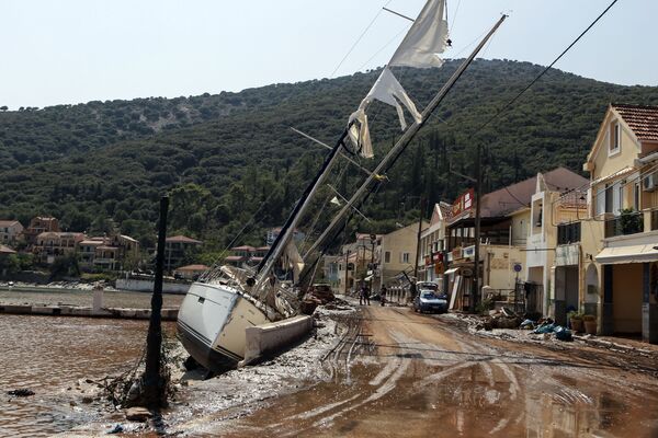 Iates empurrados para terra por tempestade na Grécia
 - Sputnik Brasil