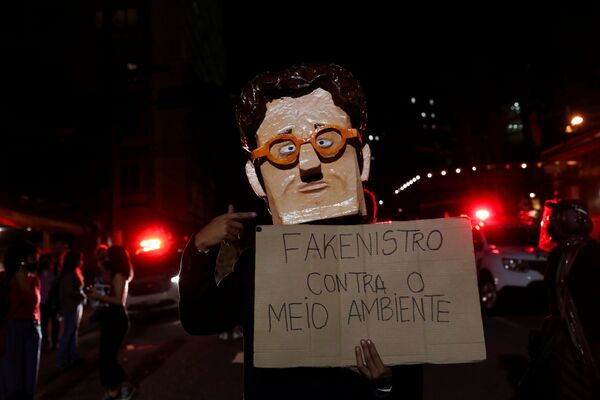 Ativista usando máscara que retrata o ministro do Meio Ambiente, Ricardo Salles, no decorrer dos protestos do Dia Global de Ação pelo Clima em São Paulo - Sputnik Brasil