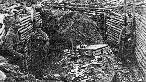 Soldados russos se estabelecendo em trincheiras alemãs capturadas durante Primeira Guerra Mundial - Sputnik Brasil