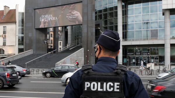 Policial fica em frente ao local onde foi preso um dos suspeitos de ter executado o ataque a faca contra dois jornalistas em Paris no dia 25 de setembro. - Sputnik Brasil