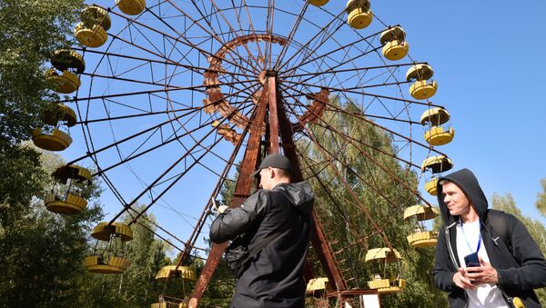 Turistas próximos de roda gigante na zona de exclusão de Chernobyl
 - Sputnik Brasil
