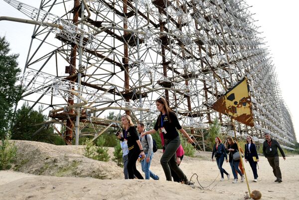 Turistas próximos do sistema de radar Duga, na zona de exclusão de Chernobyl
 - Sputnik Brasil