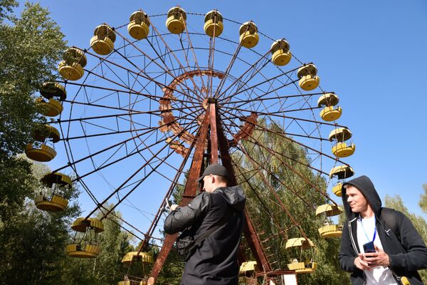 Turistas próximos de roda gigante na zona de exclusão de Chernobyl
 - Sputnik Brasil