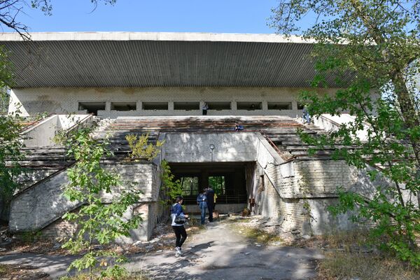 Turistas em estádio abandonado de Pripyat
 - Sputnik Brasil