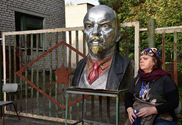 Turista observa busto de Lenin na zona de exclusão de Chernobyl
 - Sputnik Brasil