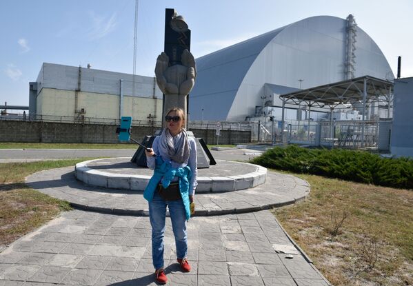 Turista faz selfie com sarcófago do reator, na zona de exclusão de Chernobyl
 - Sputnik Brasil