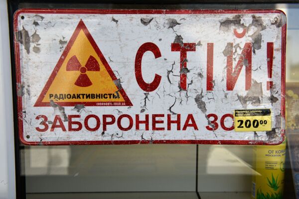 Tabela de metal em loja de souvenirs na zona de exclusão de Chernobyl
 - Sputnik Brasil