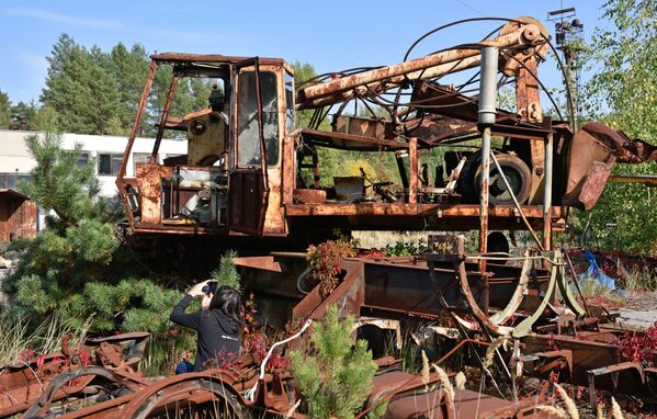 Turistas no museu de equipamentos militares na zona de exclusão de Chernobyl
 - Sputnik Brasil