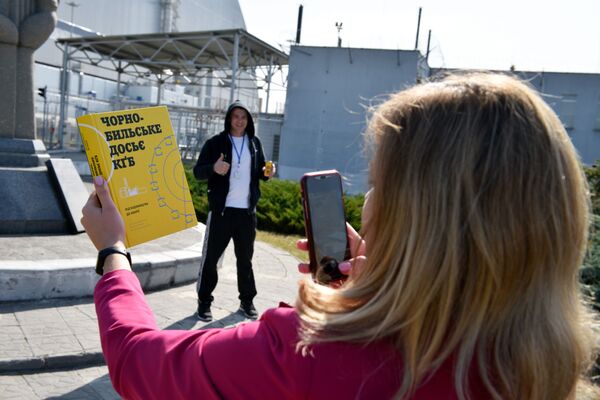 Turista faz selfie com sarcófago do reator, na zona de exclusão de Chernobyl
 - Sputnik Brasil
