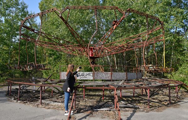 Turista fotografa gira-gira na zona de exclusão de Chernobyl
 - Sputnik Brasil