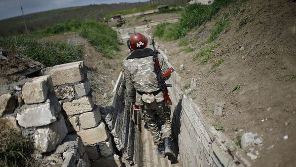 Próximo da região de Nagorno-Karabakh, um soldado armênio caminha em uma trincheira, em 8 de abril de 2016. - Sputnik Brasil