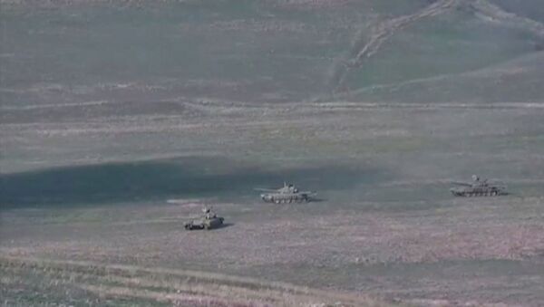Supostos tanques azeris perto da fronteira da república não reconhecida de Nagorno-Karabakh - Sputnik Brasil