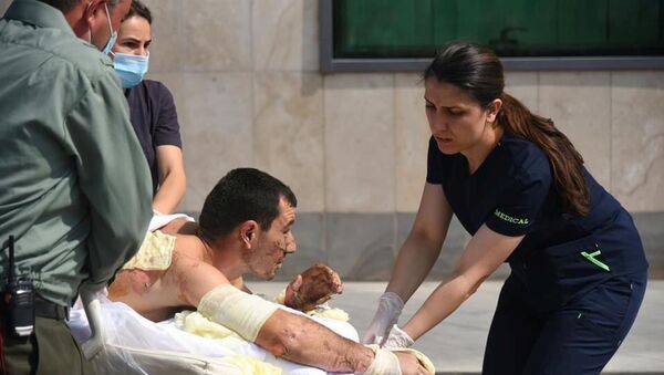 Foto concedida pelo Ministério das Relações Exteriores da Armênia mostra homem ferido recebendo atendimento médico em Nagorno-Karabakh, 27 de setembro de 2020 - Sputnik Brasil