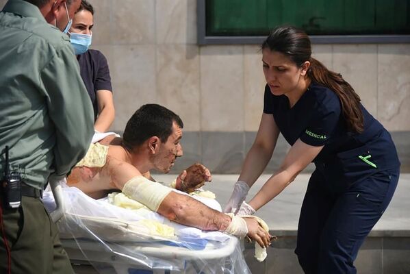 Homem recebe cuidados médicos após ser ferido durante conflito em Nagorno-Karabakh
 - Sputnik Brasil