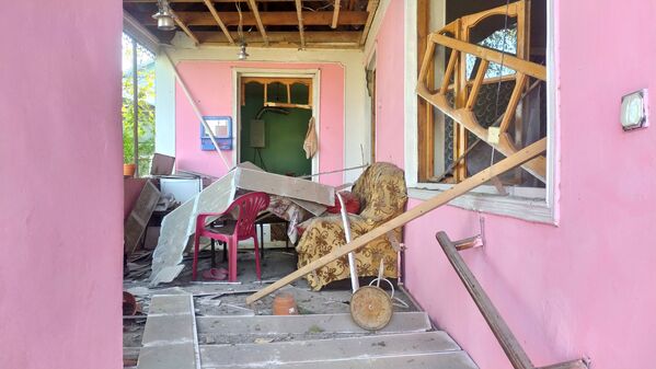 Casa é destruída após bombardeio no Azerbaijão
 - Sputnik Brasil