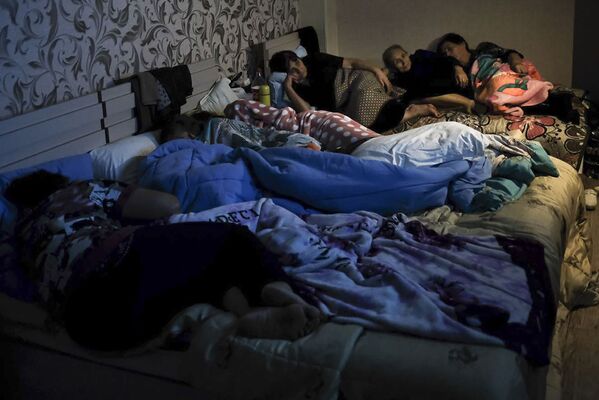 Pessoas em abrigo antiaéreo em Nagorno-Karabakh
 - Sputnik Brasil