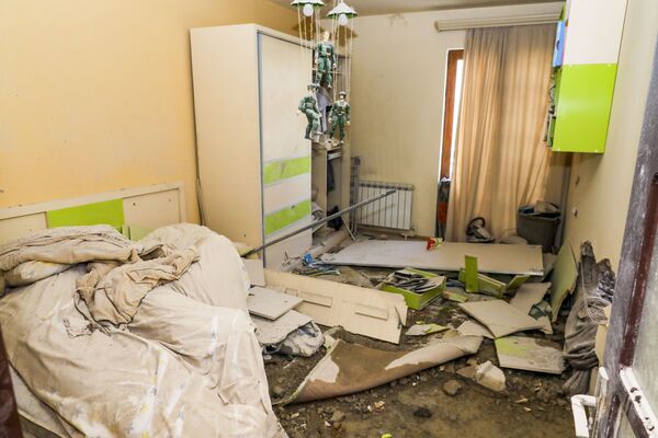 Apartamento destruído após bombardeio em Nagorno-Karabakh
 - Sputnik Brasil