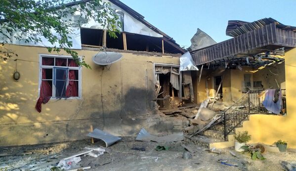 Casa é destruída após bombardeio no Azerbaijão
 - Sputnik Brasil