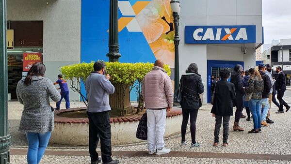 Movimentação em agência da Caixa Econômica na cidade de Curitiba (PR), para recebimento do auxílio emergencial pago pelo governo - Sputnik Brasil