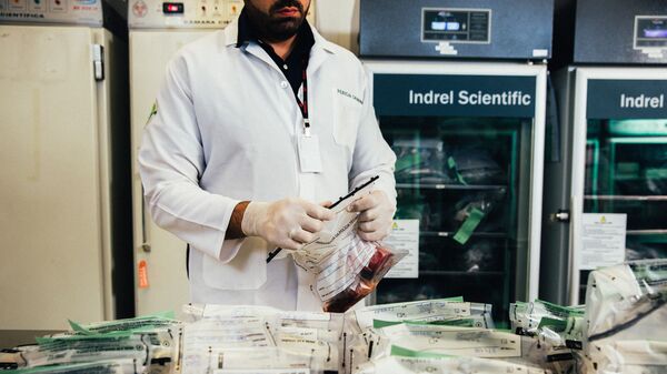 Em São Paulo, um técnico trabalha no Laboratório de detecção de drogas da Superintendência da Polícia Técnico-científica de São Paulo, em 11 de setembro de 2019. - Sputnik Brasil