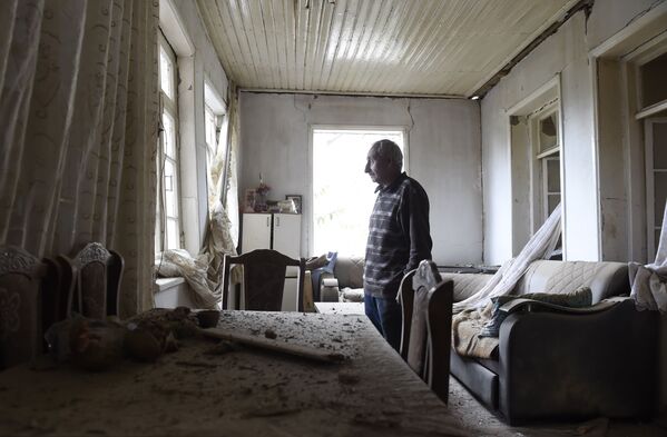 Morador da região de Nagorno-Karabakh mostra danos a sua casa provocados por bombardeio - Sputnik Brasil