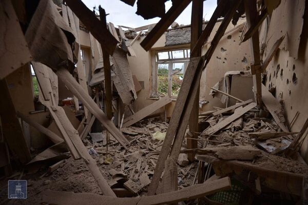 Foto feita no interior de casa mostra severos danos causados por bombardeio realizado por tropas azeris em Martuni, Nagorno-Karabakh - Sputnik Brasil