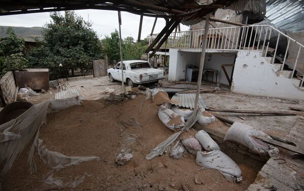 Quintal de casa foi parcialmente destruído na cidade de Martuni após bombardeio em Nagorno-Karabakh - Sputnik Brasil