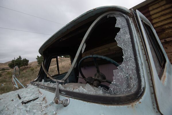Caminhão tem para-brisa destruído em Martuni após bombardeio em Nagorno-Karabakh - Sputnik Brasil