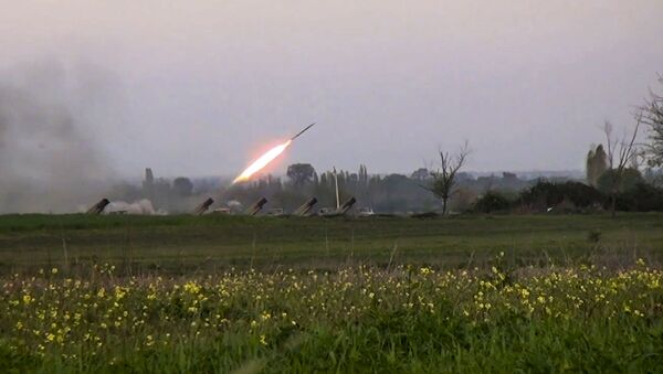 Sistema de lançamento múltiplo de foguetes Grad sendo disparado por militares do Azerbaijão (imagem de arquivo) - Sputnik Brasil