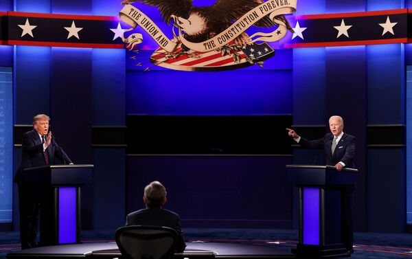 Candidatos à presidência dos EUA, Donald Trump (à esquerda) e Joe Biden (à direita), durante debate presidencial em Cleveland, 29 de setembro de 2020 - Sputnik Brasil