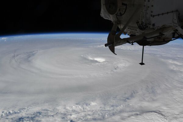 Vista aérea registrada pela Estação Espacial Internacional do tufão Haishen sob o Pacífico - Sputnik Brasil