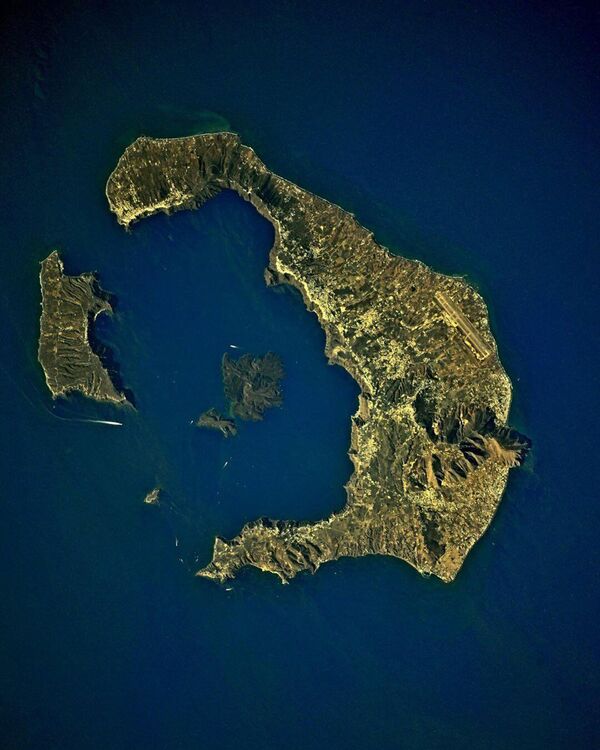 Ilha vulcânica de Santorini no mar Egeu vista da Estação Espacial Internacional - Sputnik Brasil