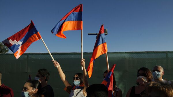 Manifestantes com bandeiras da Armênia e de Nagorno-Karabakh - Sputnik Brasil
