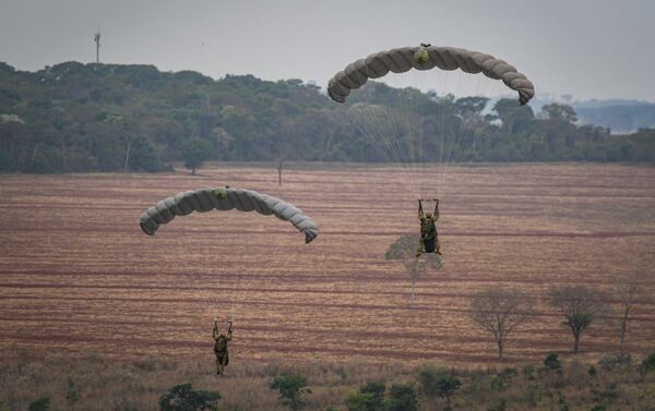 Adestramento conjunto de salto livre operacional (SLOP) entre as Forças Singulares: Marinha do Brasil, Exército Brasileiro e Força Aérea Brasileira - Sputnik Brasil